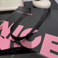 Sacs cadeaux de luxe, sacs fourre-tout adaptés aux vêtements pour femmes, boîtes à chaussures, sacs en papier personnalisés avec logo, sacs de shopping