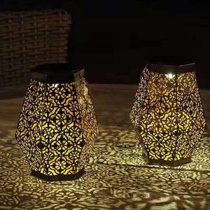Lanternes solaires de jardin hexagonales en métal, lumière LED suspendue pour l'extérieur, résistantes à l'eau, garantie de 2 ans - Product Image 1