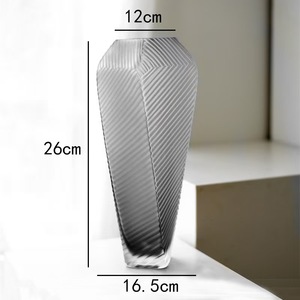 Vase en verre créatif avec un design de tour inclinée givrée - Product Image 4