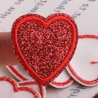 Accessoire de vêtement personnalisé, patch brillant en forme de cœur rouge à coller sur les vêtements