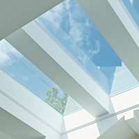 Fenêtre de toit plate de sécurité anti-insectes en alliage d'aluminium OEM pour villas modernes et appartements en immeubles de grande hauteur