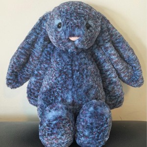 È un adorabile peluche a forma di coniglio, simile a quello indossato da JC nel Regno Unito. È un regalo divertente e adorabile: una bambola a forma di animale. - Product Image 2