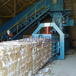 Presse à balles hydraulique horizontale industrielle pour bouteilles PET plastiques souples canettes d'aluminium déchets de carton - Product Image 2