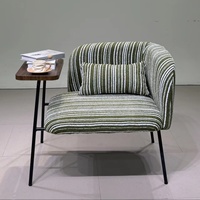 Fauteuil simple moderne et minimaliste en tissu rembourré avec table d'appoint, idéal pour chambre et appartement