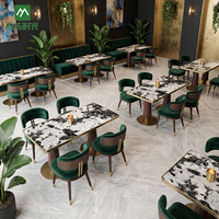Ensemble de banquettes en velours vert luxueux et table en marbre pour café haut de gamme, restaurant et espace de restauration commercial