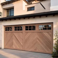 Porte de garage sectionnelle automatique moderne de style ferme, en bois, à motif chevron, avec vitrage supérieur divisé