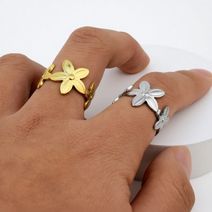 Bague Fleur Plaqué Or et Argent au Design Tendance, Luxe Léger, Réglable, Unisexe, en Acier Inoxydable, Vente en Gros de Bijoux - Product Image 1