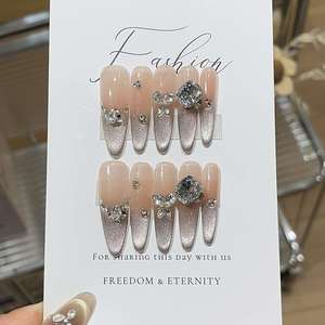 Unghie Finte di Lusso Grigio Champagne Scintillante con Effetto Occhio di Gatto e Diamanti K9 - Product Image 1