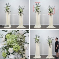 Bouquet floral de style naturel, roses et hortensias blancs et verts, pour décoration de stand de mariage.