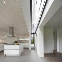 Fenêtre murale moderne en aluminium à lattes verticales, cadre fin, du sol au plafond, vitrage fixe, pour la conception de couloirs de villas de luxe