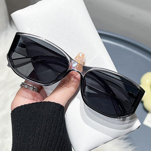 แว่นกันแดดทรงโค้งสำหรับผู้หญิงกรอบพีซีสีดำป้องกันรังสียูวี 400 ประเภท 3 แว่นกันแดดสไตล์การขับขี่ MD11305 - Product Image 3