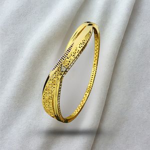Brazalete Premium con Acabado Dorado, Patrón de Filigrana Curvada y Superficie Pulida Suave, Joyería Ligera y Moderna para Mujer - Product Image 1