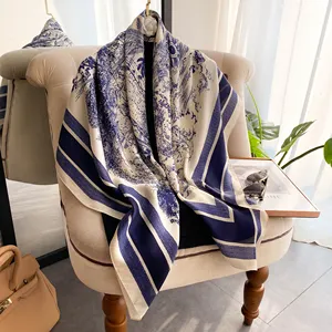 Venta al por mayor verano nueva bufanda de seda cuadrada versátil impresión decoración protector solar 110cm bufanda de seda chales para mujeres