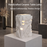 Lampe de table en céramique faite à la main avec texture corail originale, design ajouré unique, lampe sculpture d'art moderne, alimentation LED AC