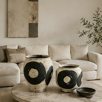 Ensemble de vases en céramique crème vieillie avec grand cercle noir dessiné à la main, style Wabi Sabi, pour décoration de meuble rustique en bois