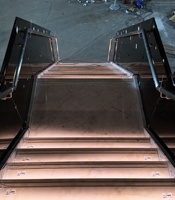 Escalier moderne en pierre de quartz VIKO avec éclairage LED, utilisation intérieure, marches en pierre, design personnalisable, escalier à double poutre