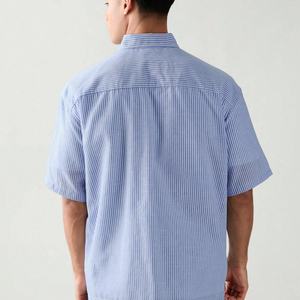 เสื้อเชิ้ตแขนสั้นลายทางสไตล์ลำลองสำหรับฤดูร้อน ปักโลโก้ตามสั่ง ทรงหลวมไหล่ตก ลายสก็อต เสื้อเชิ้ตผู้ชาย - Product Image 2