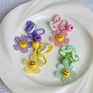 Lindo llavero colgante para coche con cara sonriente y flor a cuadros, accesorio de campana colorido, pequeña decoración fresca para colgar en el bolso - Product Image 1