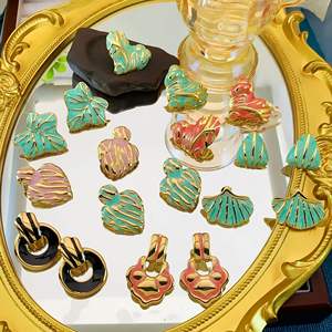 Boucles d'oreilles clous en acier inoxydable plaqué or tendance, design nœud papillon, fleur, cœur, hypoallergéniques, émaillées, cadeau, fête, vente en gros - Product Image 4