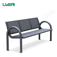 Banc public d'extérieur avec structure carbonisée et assise en bois massif, surface en bois massif et structure métallique, bancs d'extérieur bon marché fabriqués en usine