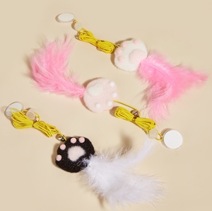 Jouet interactif pour chat en forme de patte de chat en peluche, avec ventouse, cordon élastique, plumes et clochette, très populaire - Product Image 4