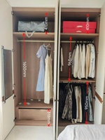 Armoire de chambre contemporaine en bois avec coiffeuse intégrée et poste de travail, fonctionnalités de suspension – Meuble de maison durable et peu encombrant