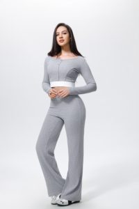 Set Yoga 2 Pezzi: Top Corto a Collo Quadrato con Maniche Lunghe e Leggings a Vita Alta, Tinta Unita, Traspirante in Spandex e Cotone - Product Image 3