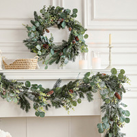Couronnes de Noël pour porte d'entrée, guirlandes de Noël avec feuilles d'eucalyptus et cônes de pin pour décoration murale, fenêtre, hiver