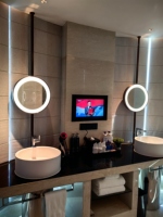Televisor Rectangular Moderno de 27 Pulgadas para Baño, Resistente al Agua, Antivaho, IP65, Sistema Android, para Hoteles y Resorts HYATT