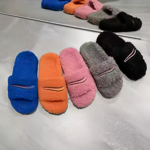 Pantoufles de luxe haut de gamme pour femmes, pantoufles en fourrure avec broderie décorative, pantoufles chaudes et confortables, pantoufles tendance pour femmes - Product Image 1