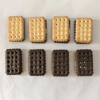 Biscuit sandwich au chocolat fourré à la crème croustillante bicolore OEM/ODM, vente en gros, emballé individuellement, pour petit-déjeuner ou collation
