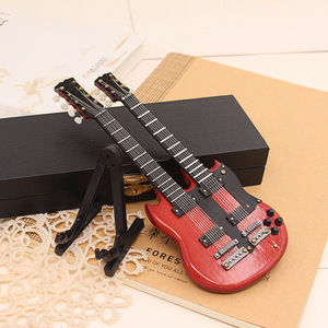 Mini Chitarra Elettrica in Scala 1/6, Modello in Legno di Tiglio, Strumento Musicale per Bambole BJD e Oggetto da Esposizione - Product Image 3