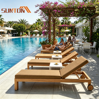Canapé de luxe imperméable, terrasse de piscine extérieure, lits de soleil de jardin en bois de teck, chaises longues grises avec oreiller