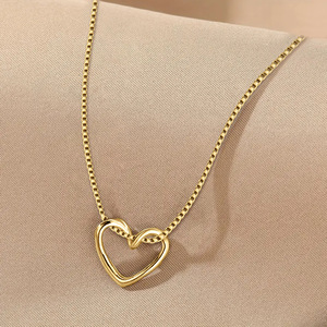 Collana girocollo con ciondolo a cuore traforato per donna, gioielli minimalisti alla moda per l'uso quotidiano - Product Image 1