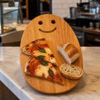 Plateau de service ovale en bois de chêne rouge avec logo personnalisé, motif visage souriant, idéal pour la présentation gastronomique en restaurant (vente en gros)
