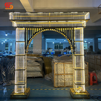 Arche de mariage luxueuse en cristal robuste et lisse avec éclairage LED pour fond de scène et porte de réception