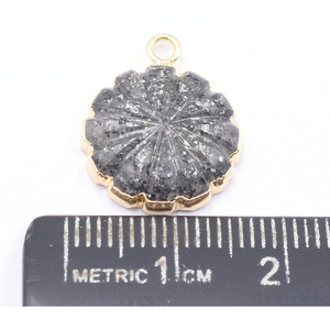 Piedra solar negra forma redonda tallada colgante chapado en oro fabricación de joyas hechas a mano - Product Image 3