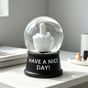 Globe à <span class=keywords><strong>neige</strong></span> en résine style Meme amusant, avec main pouce levé et base 'HAVE A NICE DAY', cadeau fantaisie et sarcaste pour la décoration de la maison et du bureau. - Product Image 1