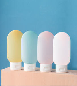 Set de viaje con botellas flocadas para cosméticos, subenvasado de limpiador facial, desinfectante de manos, botella de plástico para envasado. - Product Image 5