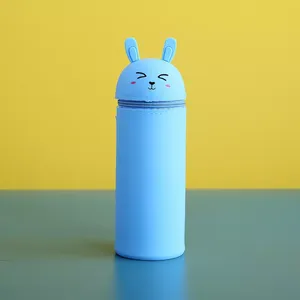Trousse à crayons ronde 3D en silicone pour enfants, motif dessin animé, avec fonction anti-stress à bulles, format portefeuille et étui en plastique - Product Image 1