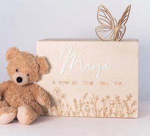 Boîte à souvenirs pour bébé personnalisée pour cadeau de naissance, baptême ou avec nom et date, prairie fleurie - Product Image 2