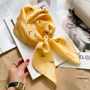 <span class=keywords><strong>Foulard</strong></span> Femme 2026 – Bandana Minimaliste Noir et <span class=keywords><strong>Blanc</strong></span> Effet <span class=keywords><strong>Soie</strong></span> – Accessoire Polyvalent pour Cheveux et Sac - Product Image 6
