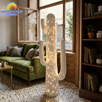 Sculpture en fibre de verre en forme de cactus, éclairage féérique décoratif, ambiance vacances relaxantes pour maisons d'hôtes, hôtels et villas