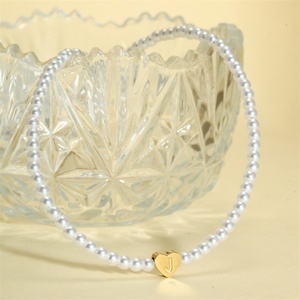 Collar de Alta Calidad con Colgante de Corazón y Letra, Cadena de Perlas de Acero Inoxidable Chapado en Oro de 18k - Product Image 5