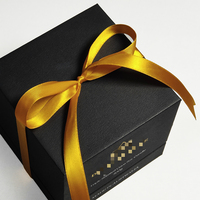 Boîte d'emballage cadeau carrée en or avec mèche pour bougie