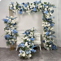 Chemin de table floral lisse, arrangement floral, groupe de guirlandes de roses bleues et de fleurs blanches pour mariage et événements