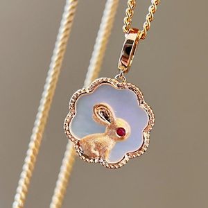 Xinfly Pulsera de Cadena Cubana Texturizada con Dije de Conejo del Zodíaco Chino de Oro Puro de 18K, Rubí y Concha Blanca, para Parejas - Product Image 1