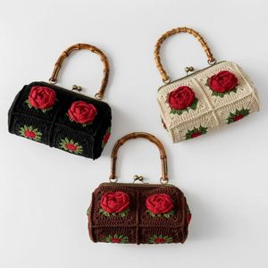 Sac à main en coton crocheté fait main, tendance, avec décoration rose, idéal pour la Saint-Valentin des femmes - Product Image 6