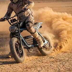 Vélo électrique tout-terrain à pneus larges de 20 pouces, prêt pour la piste désertique, avec suspension avant, idéal pour la conduite sur routes poussièreuses et terrains secs. - Product Image 5