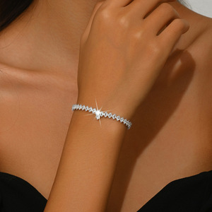 Exquisito y Minimalista Juego de Collar y Pendientes para Novias, Accesorios de Boda - Product Image 3